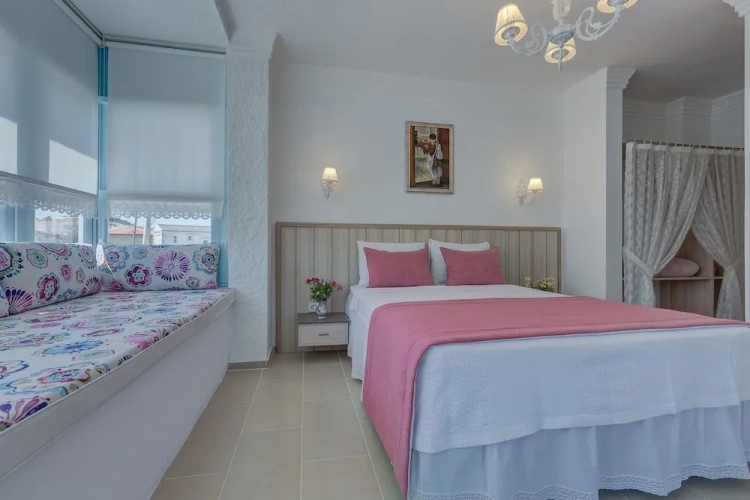 Deluxe Triple room with city view