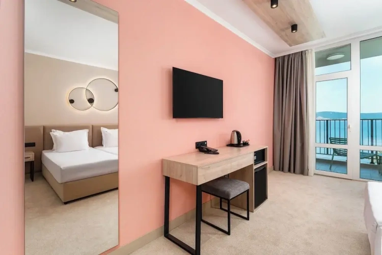Deluxe room with balcony and with sea view