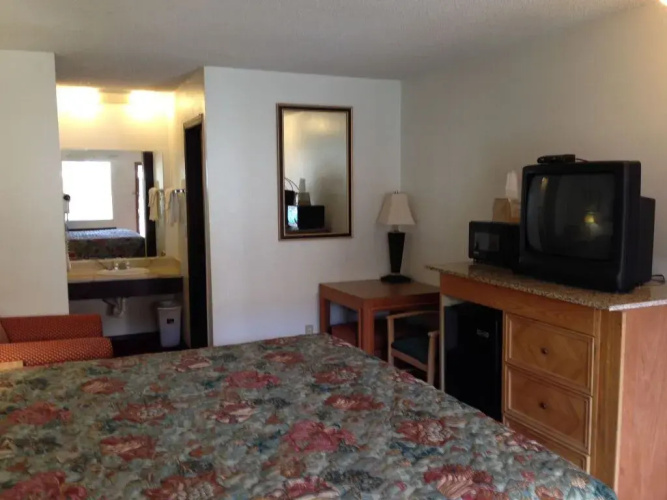 Hometown Inn And Su