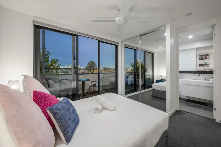 StayCentral - East Brunswick Penthouse with Study