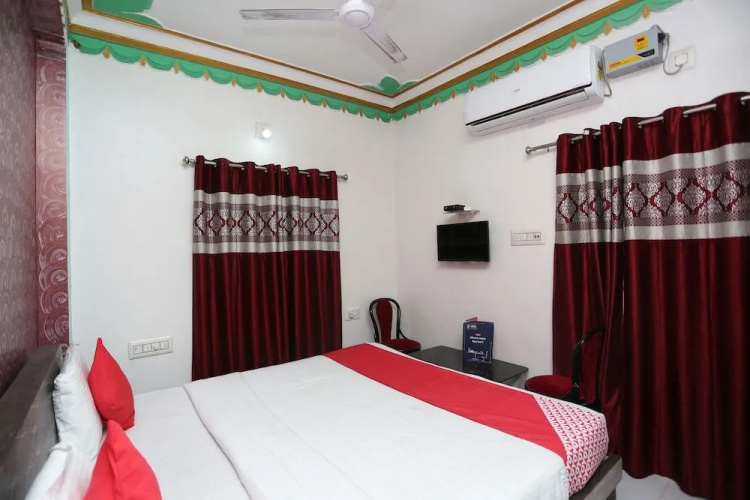 OYO 18686 Aradhya Residency