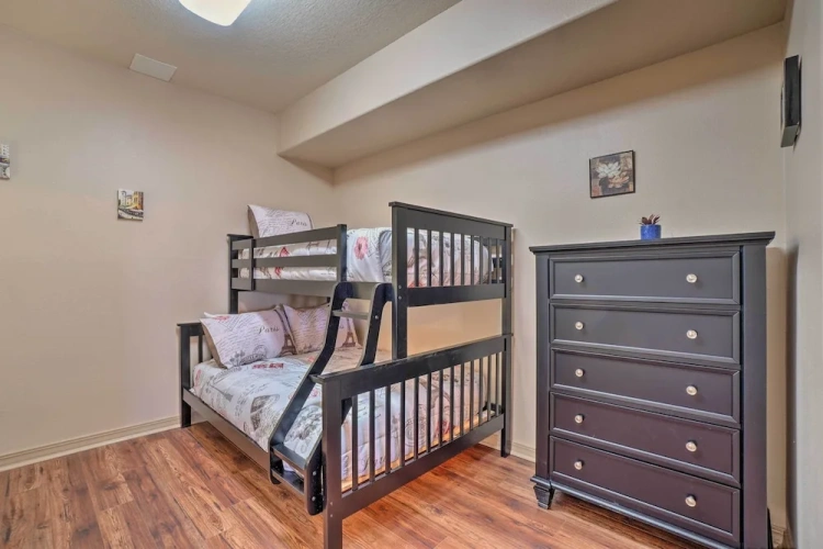 5 Bedrooms Apartment
