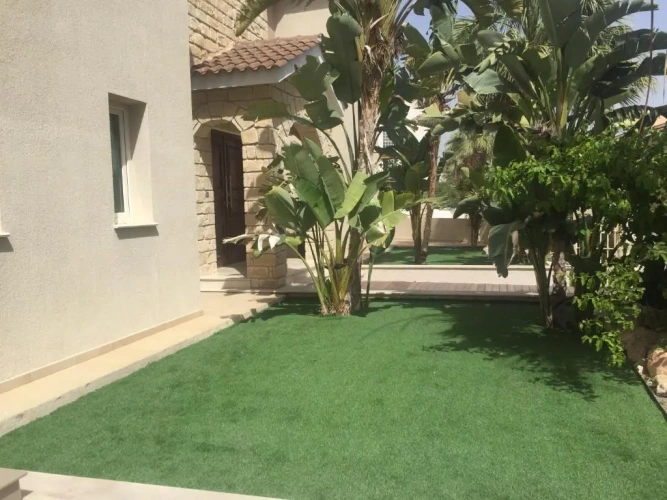 6 Bedrooms Villa