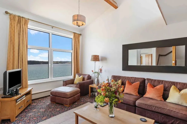 Captains View - Sea and Harbour Views Parking