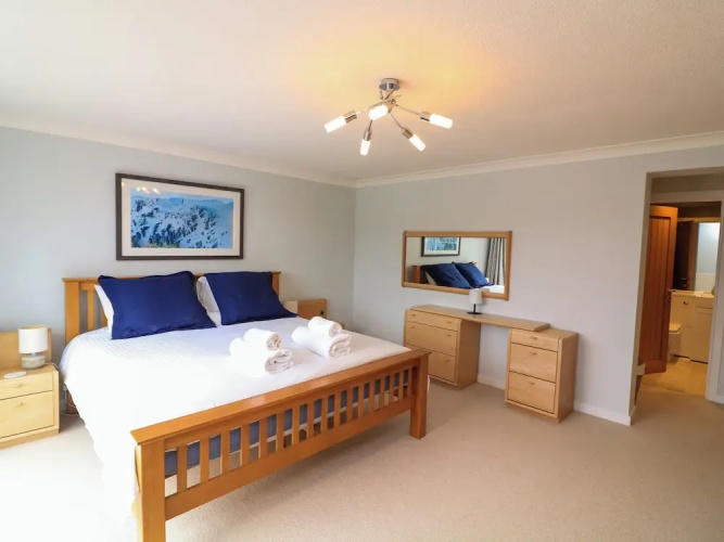 3 Hamstone Court