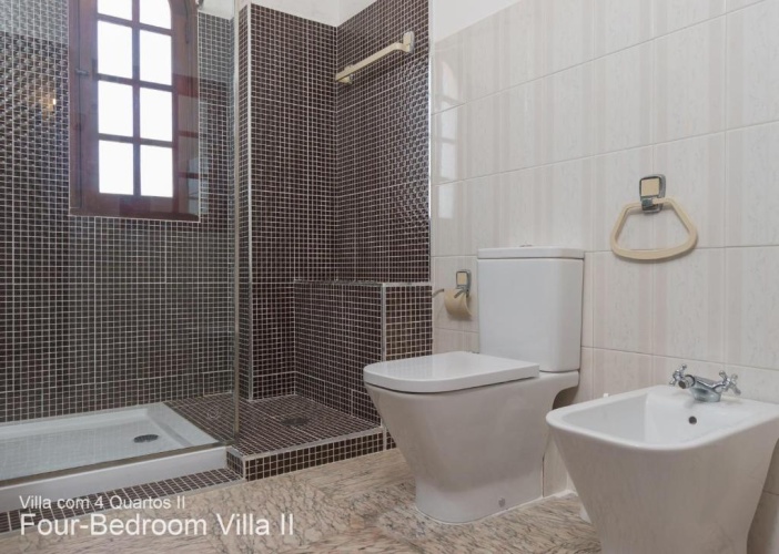 4 Bedrooms Villa