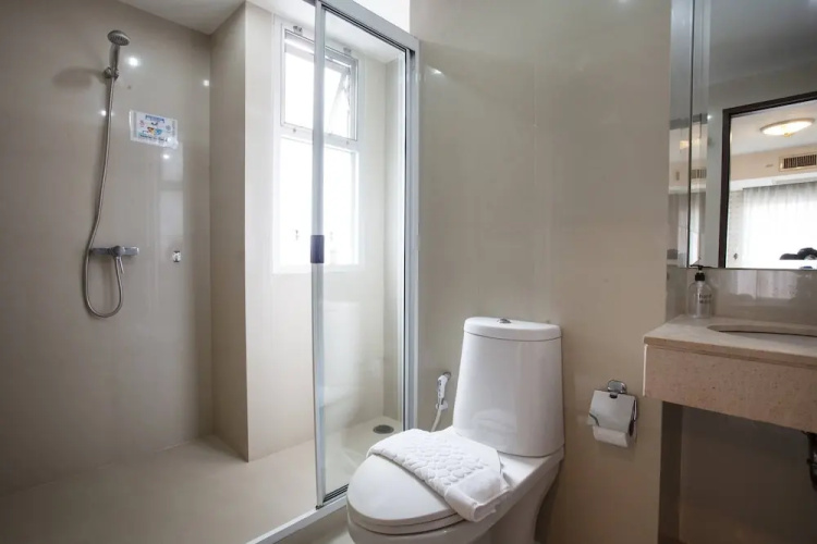 4A - 2 Bedroom Downtown Apartment With Shared Pool