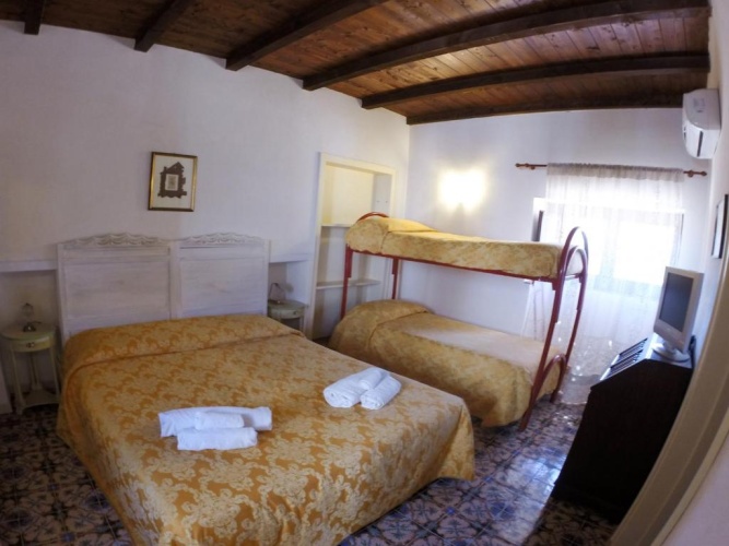 Standard Quadruple room with garden view