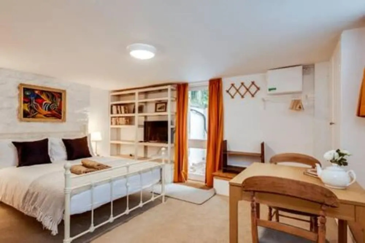Basement Studio in Summertown With Kitchenette