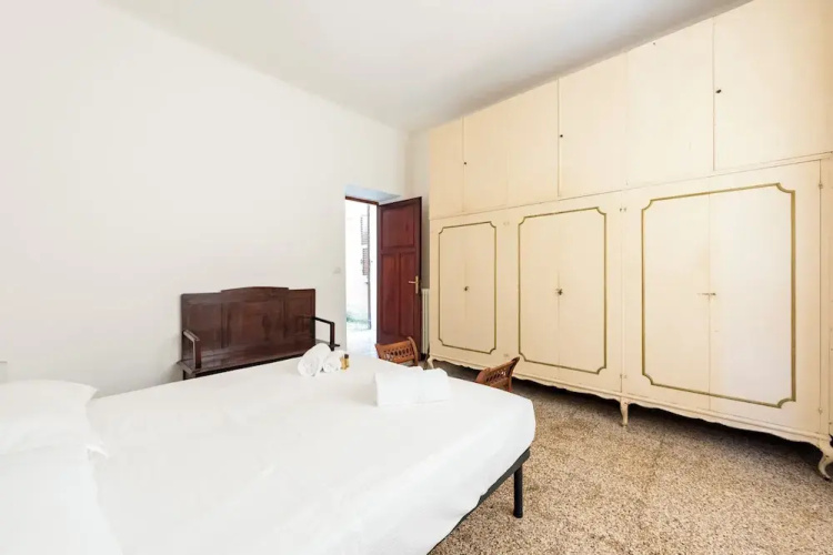Spacious 2-bedroom flat near the beach
