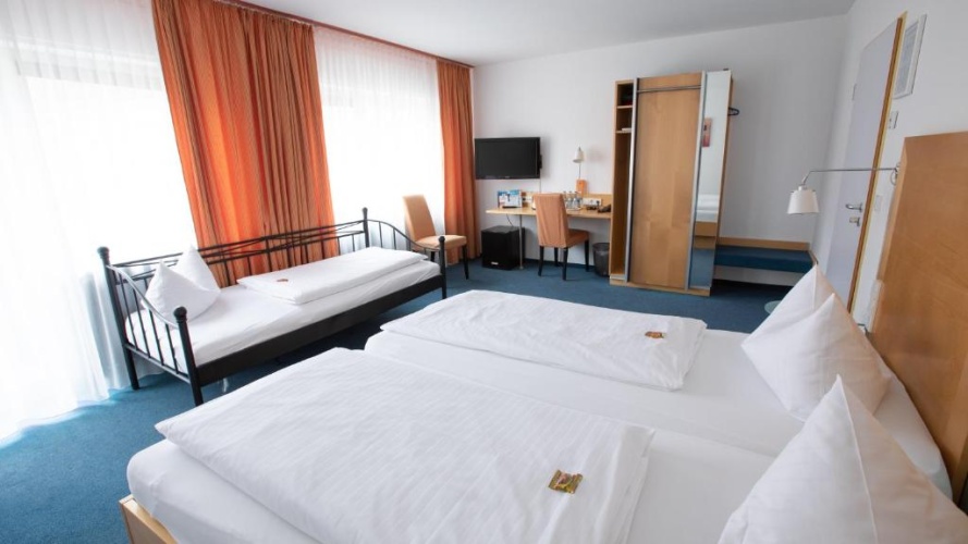 Standard Triple room