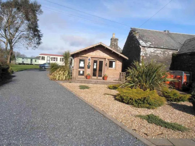 Caravan - Sleeps 4 - Pet Friendly - Parking