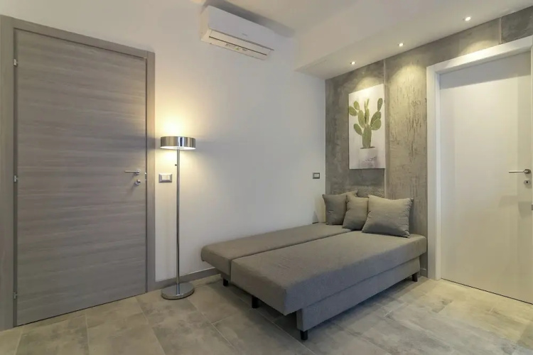 Modern Studio with Balcony in Milan