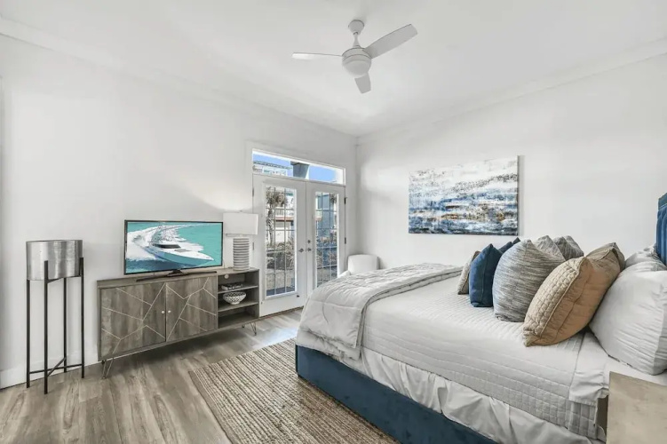 All Decked Out by Avantstay Pool & Private Beach Access, Bikes Provided