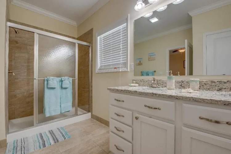 2 Beautiful 4 Bed 3 Bath Pool Home w Free Dock