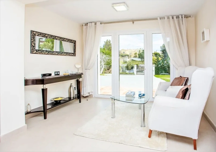 4 Bedrooms Deluxe Cottage