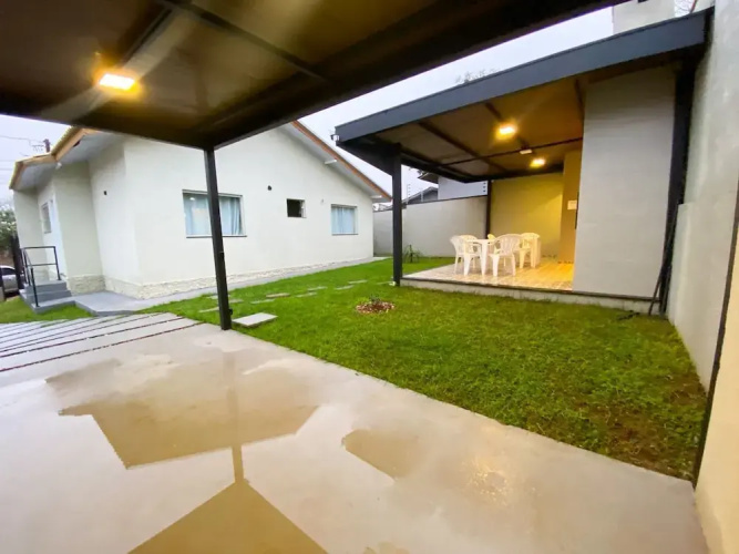 Casa com churrasqueira Ar e 2 quartos