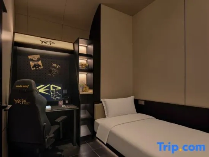 Standard Twin room with street view