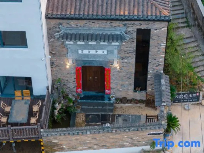 Wuyuan style waterfront homestay