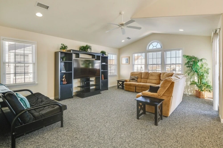 4 Bedrooms Apartment