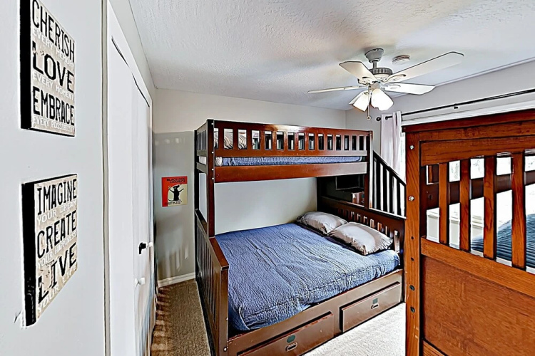 933scdue 3 Bedroom Condo