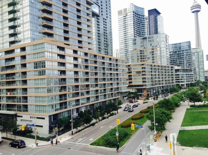 Luxury Home by Rogers Centre