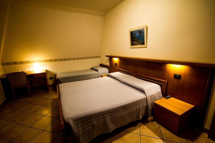 Standard Triple room