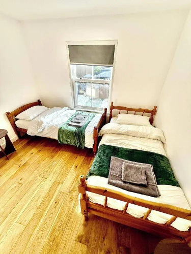 2 Bed House - Sleeps 4 - Parking - Wifi