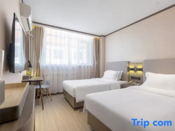 Standard Twin room with street view
