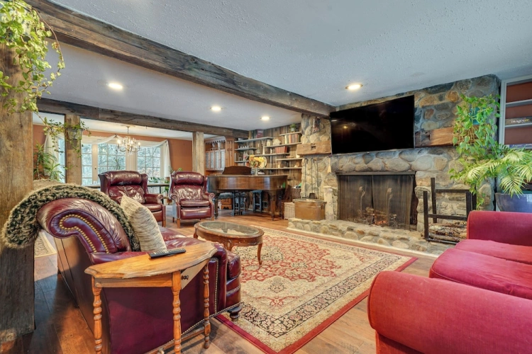 4 Bedrooms Cottage