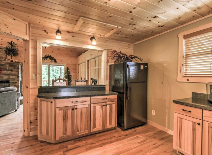 Hot Tub & Loft: Mountain-view Sevierville Cabin