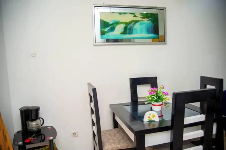 2 Bed Apt Sleeps 5 - Wifi, Parking, Balcony