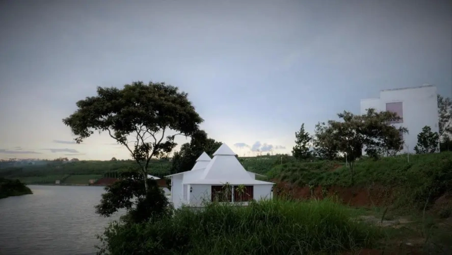 Bungalow with water view