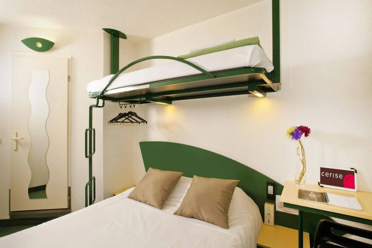 Hotel Cerise Lens