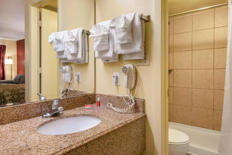 Econo Lodge  Inn & Suites Maingate Central photo 10