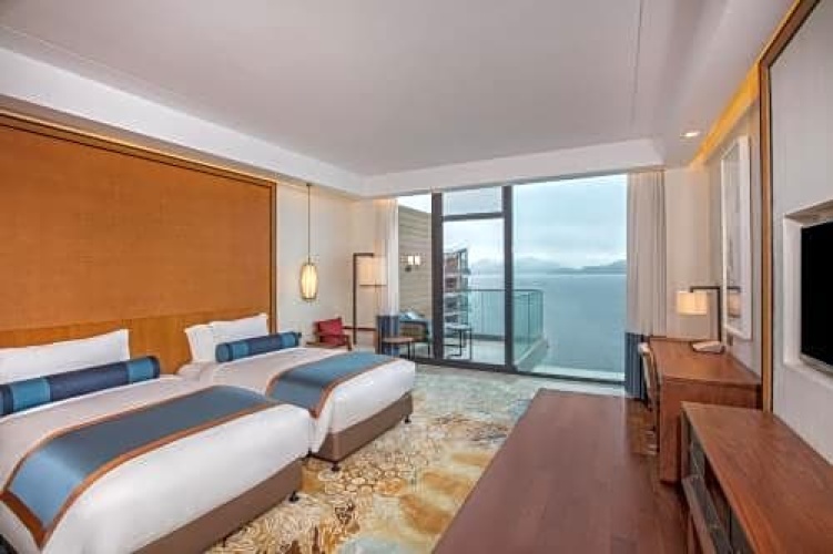 Deluxe Double Club room with lake view