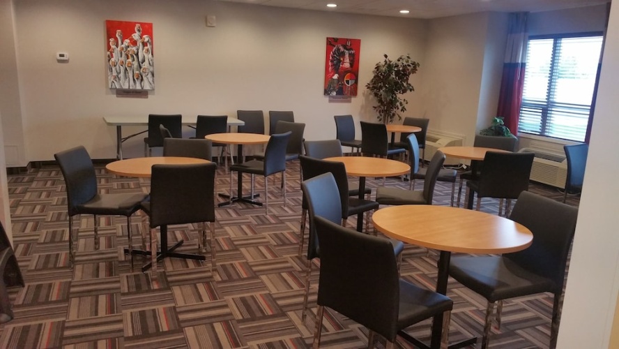 Microtel by Wyndham Casselman photo 28