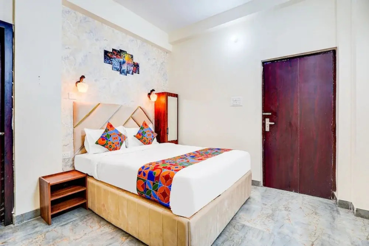 Fabhotel Dream Palace I