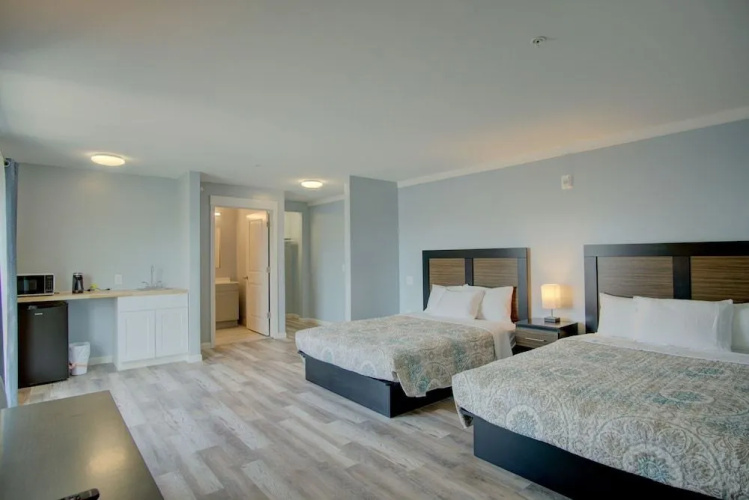 Dhimas Bayview Suites