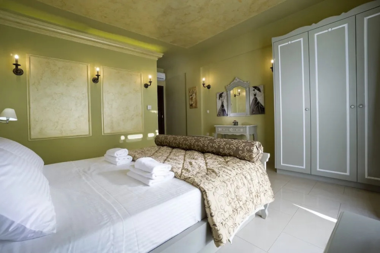 Private Polished Mansion w Private Pool Jacuzzi