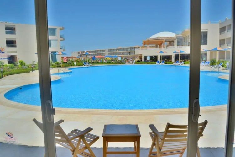 1 Bedroom Basement Bungalow with pool view
