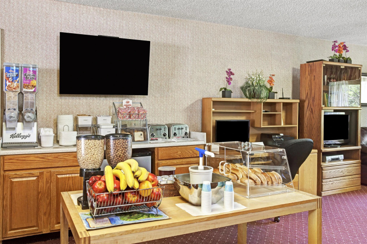 Super 8 by Wyndham Long Beach