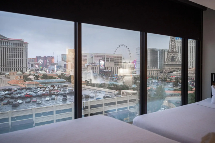 Stay together on the strip - 6 comfy beds w/view!