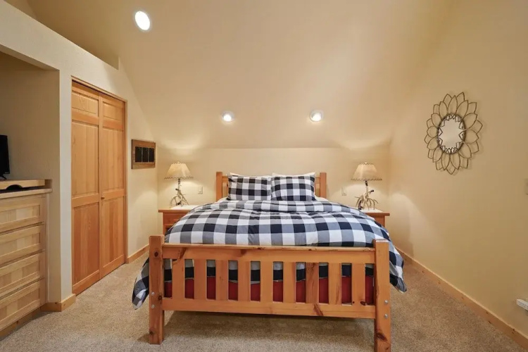 Deer Park Cabin 3 Bedroom Home by RedAwning