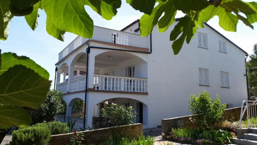 Apartment with sea view