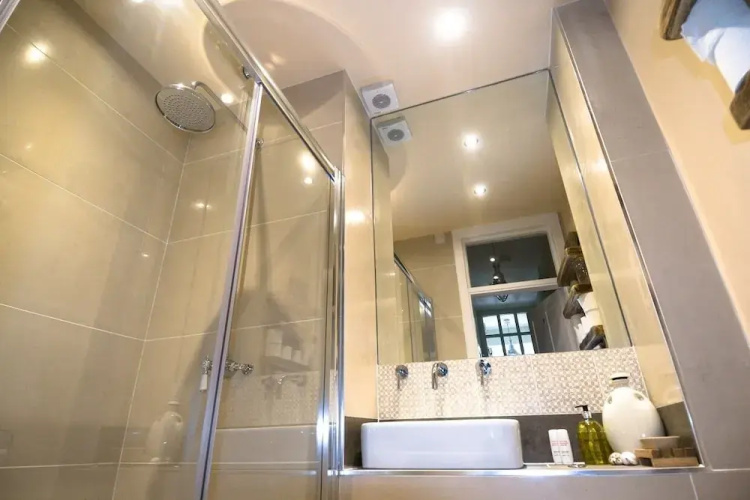 398 Avondale Place Apartment