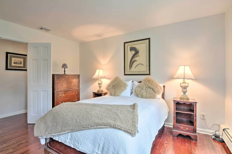 Lovely Highland Home w/ Pool & Hot Tub!
