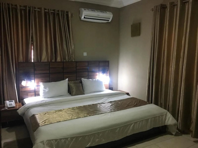 Momak 5 Hotel and Suites