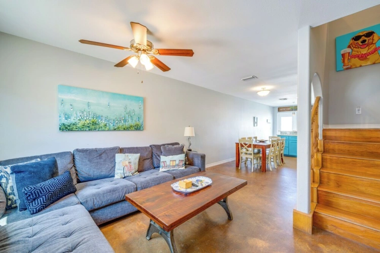 4 Bedrooms Apartment