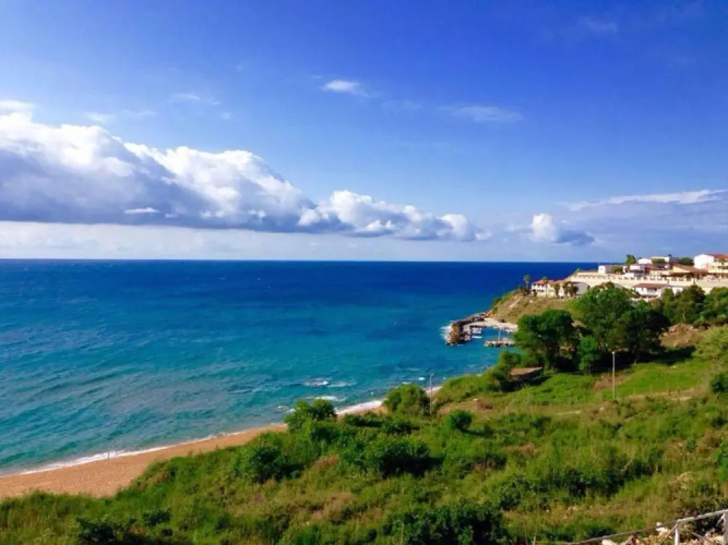 Detached Seafront Villa With Private Access To The Beach